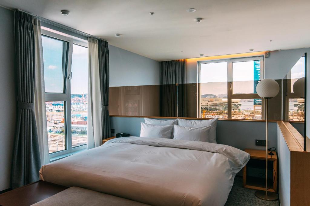 Postel nebo postele na pokoji v ubytování Hound Hotel Busan Station
