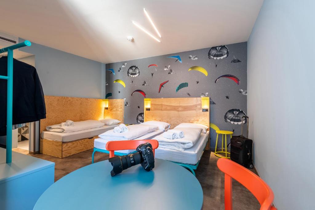 Postel nebo postele na pokoji v ubytování MEININGER Hotel Innsbruck Zentrum