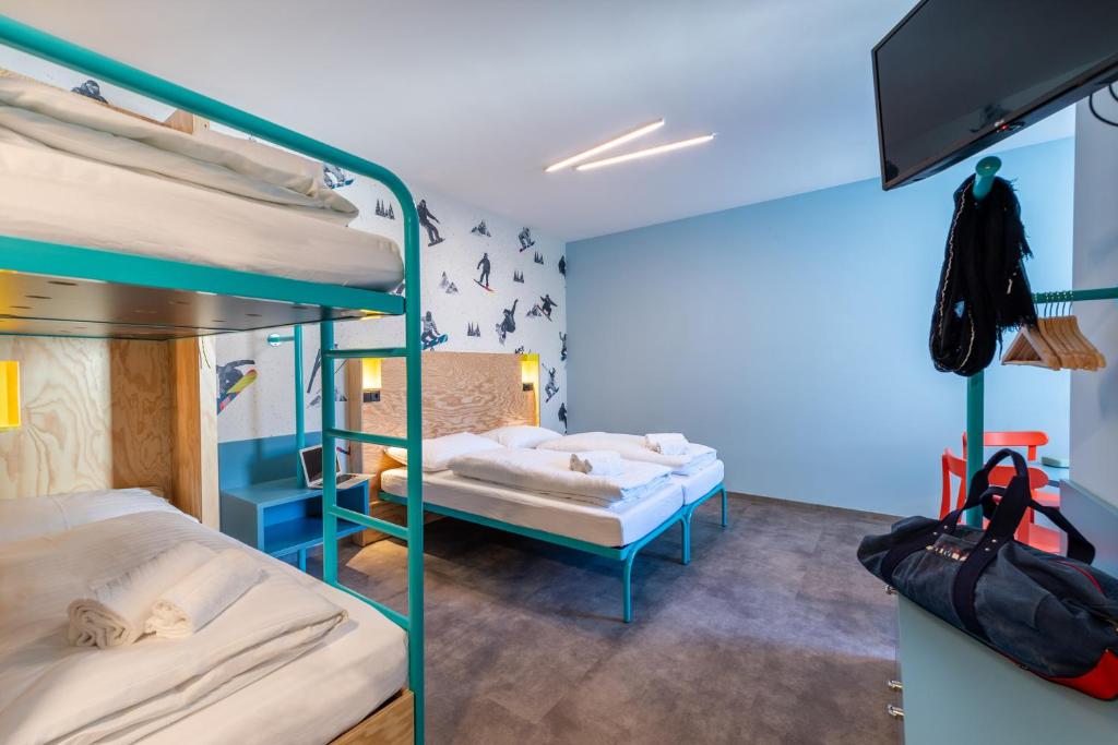 Postel nebo postele na pokoji v ubytování MEININGER Hotel Innsbruck Zentrum