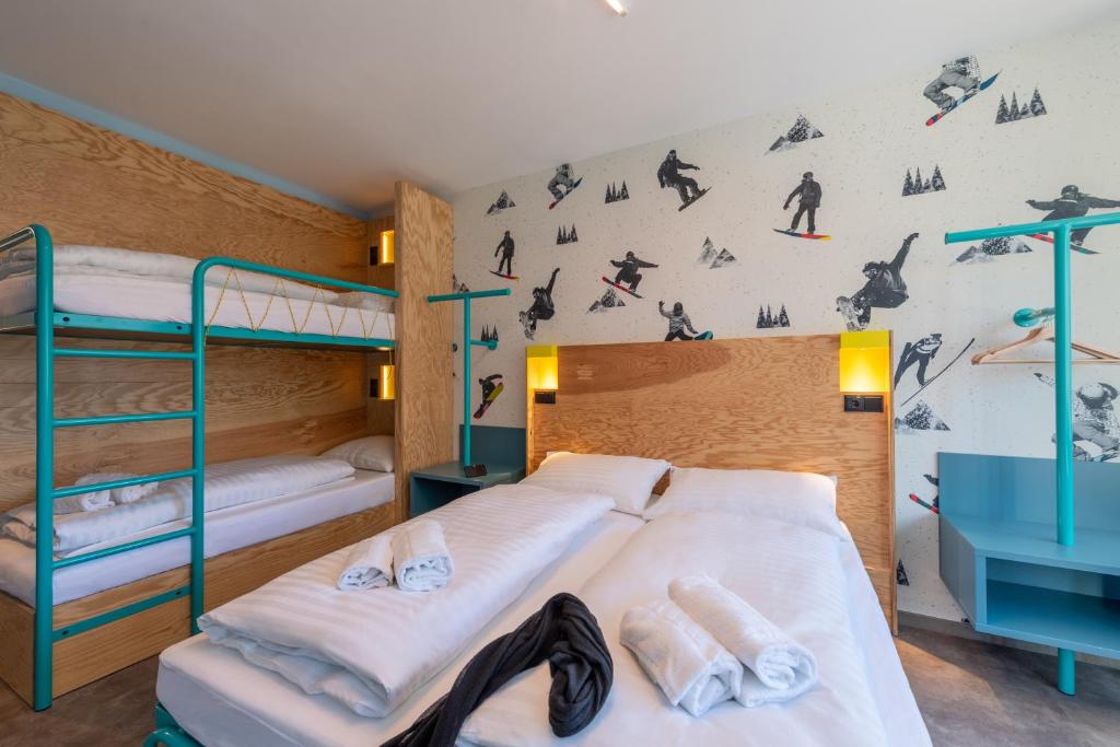 Postel nebo postele na pokoji v ubytování MEININGER Hotel Innsbruck Zentrum