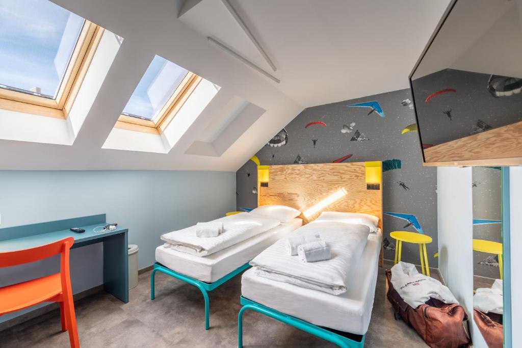 Postel nebo postele na pokoji v ubytování MEININGER Hotel Innsbruck Zentrum