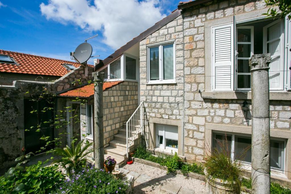 Budova, v ktorej sa apartmán nachádza
