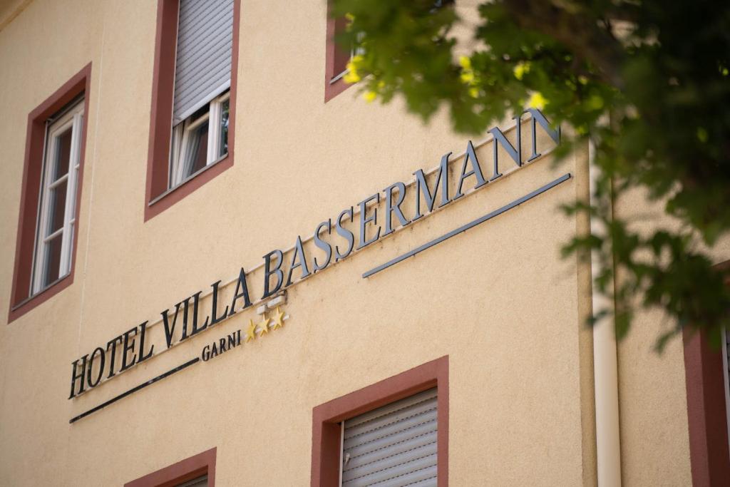 un cartello sul lato di un edificio di Villa Bassermann a Schwetzingen