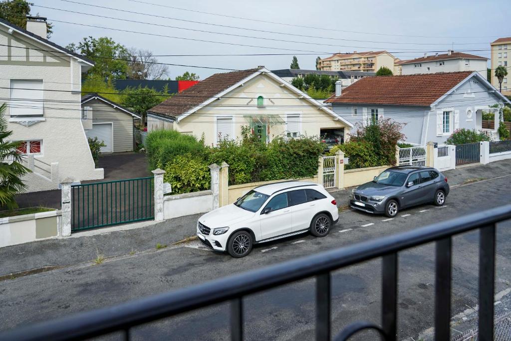 Gallery image of ONLOC - St Exupéry -Magnifique appart au calme avec chambre - parking in Pau