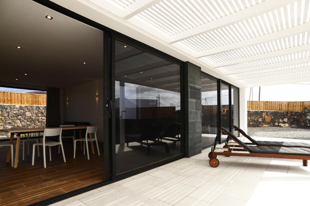 a house with glass doors and a dining room at Duna Colorada 6 in Lajares