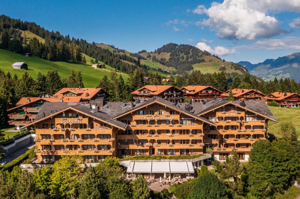 una vista aérea de un hotel en las montañas en GOLFHOTEL Les Hauts de Gstaad & SPA en Gstaad