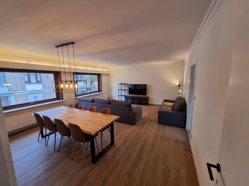 - un salon avec une table et un canapé dans l'établissement Duplex Appartement Opex, à Ostende