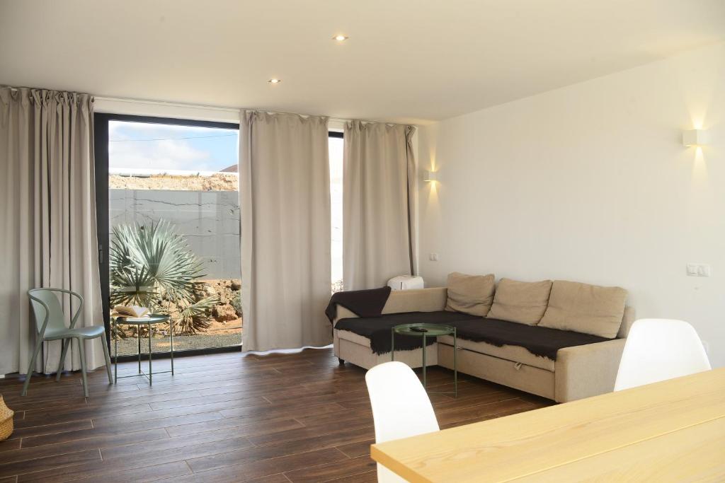 A seating area at Duna Colorada 2