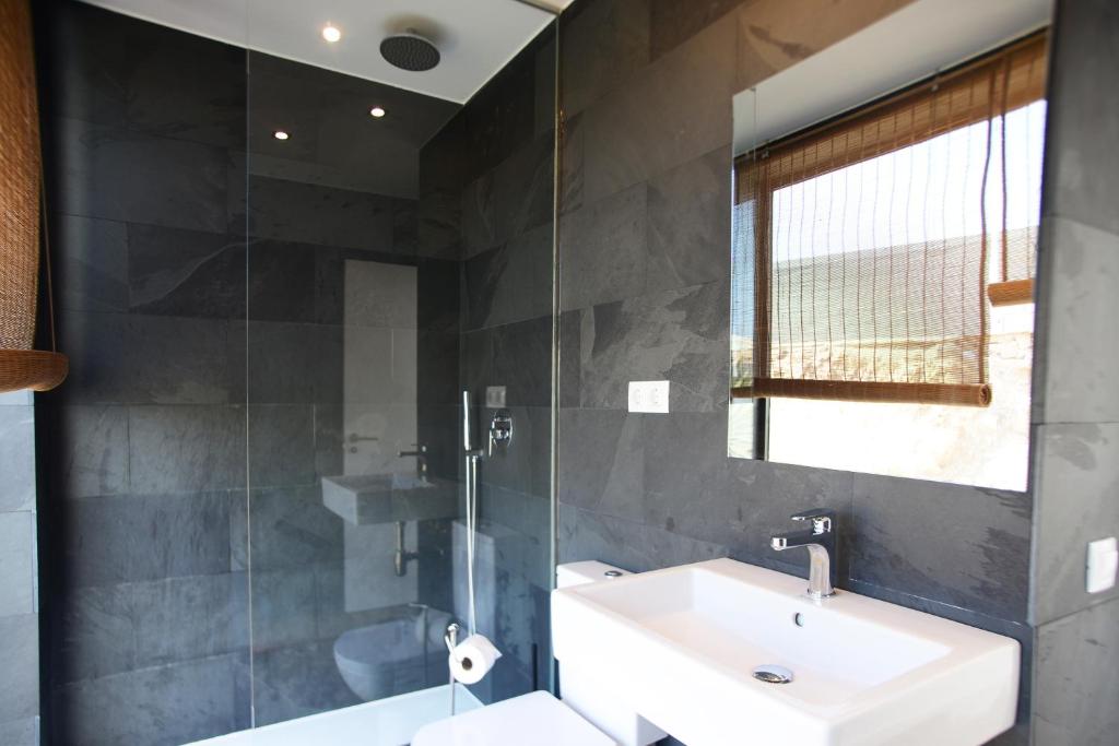 A bathroom at Duna Colorada 2