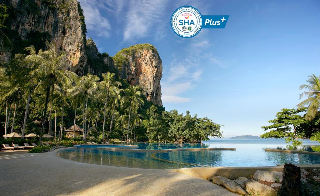 mit Blick auf den Pool im philippines Island Resort in der Unterkunft Rayavadee- SHA Extra Plus in Railay Beach