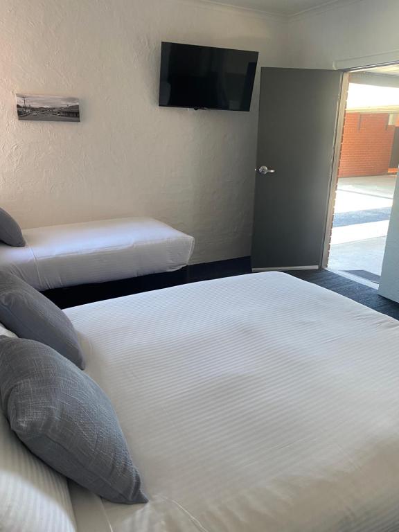 Postel nebo postele na pokoji v ubytování Railway Motel Myrtleford