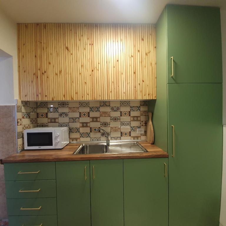 Una cocina o zona de cocina en Central Home Away From Home