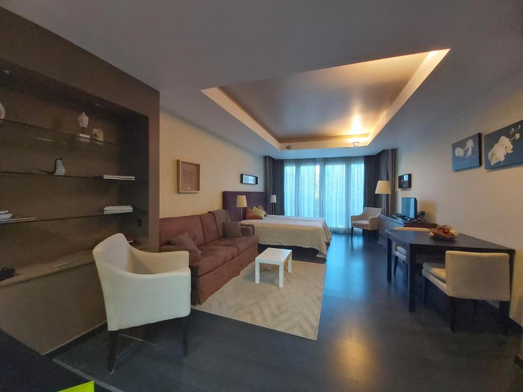 A seating area at Estoril Charming Apartment