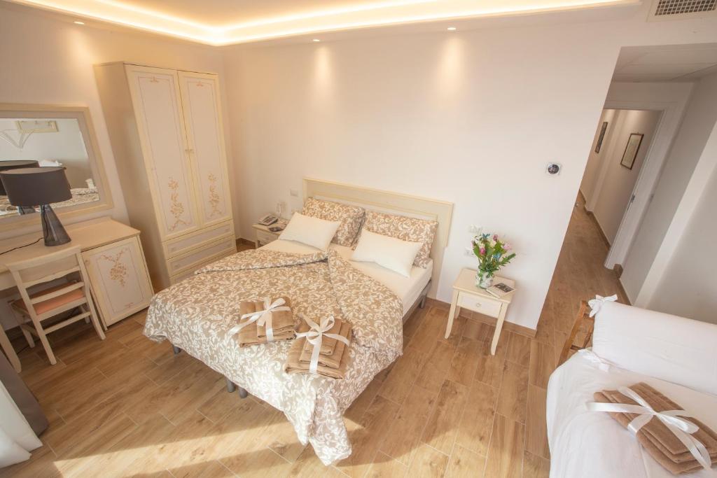 Postel nebo postele na pokoji v ubytování Hotel Flora