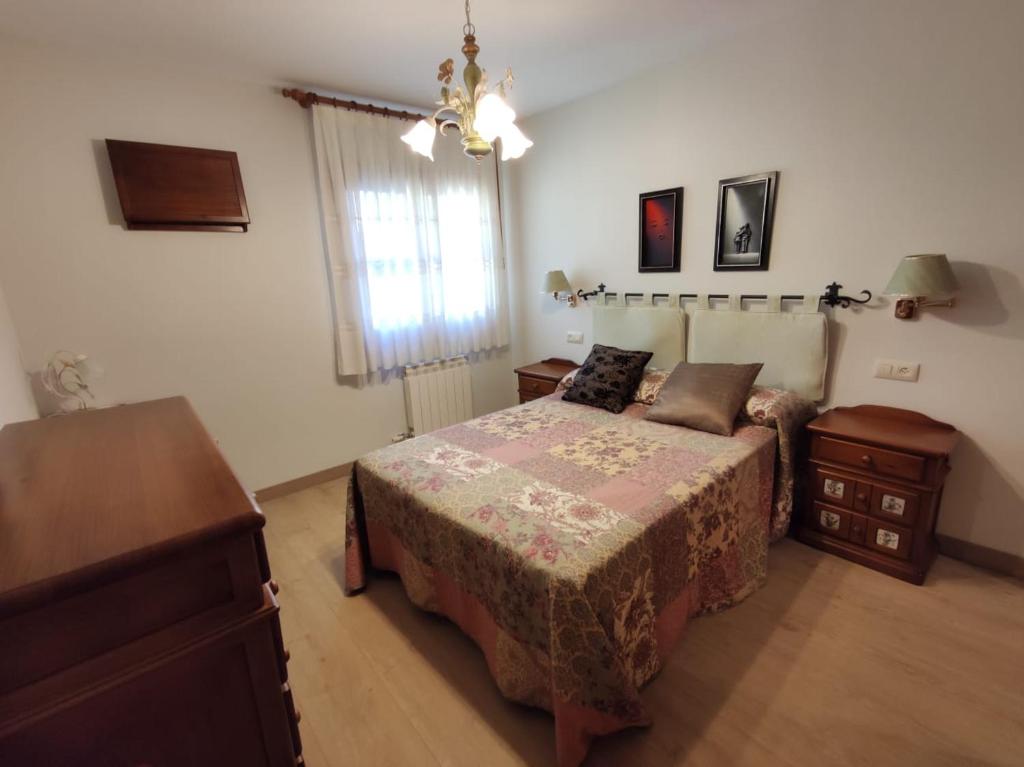 TV a/nebo společenská místnost v ubytování Apartamento en Benasque Casa Siñantonio - InmoCyma