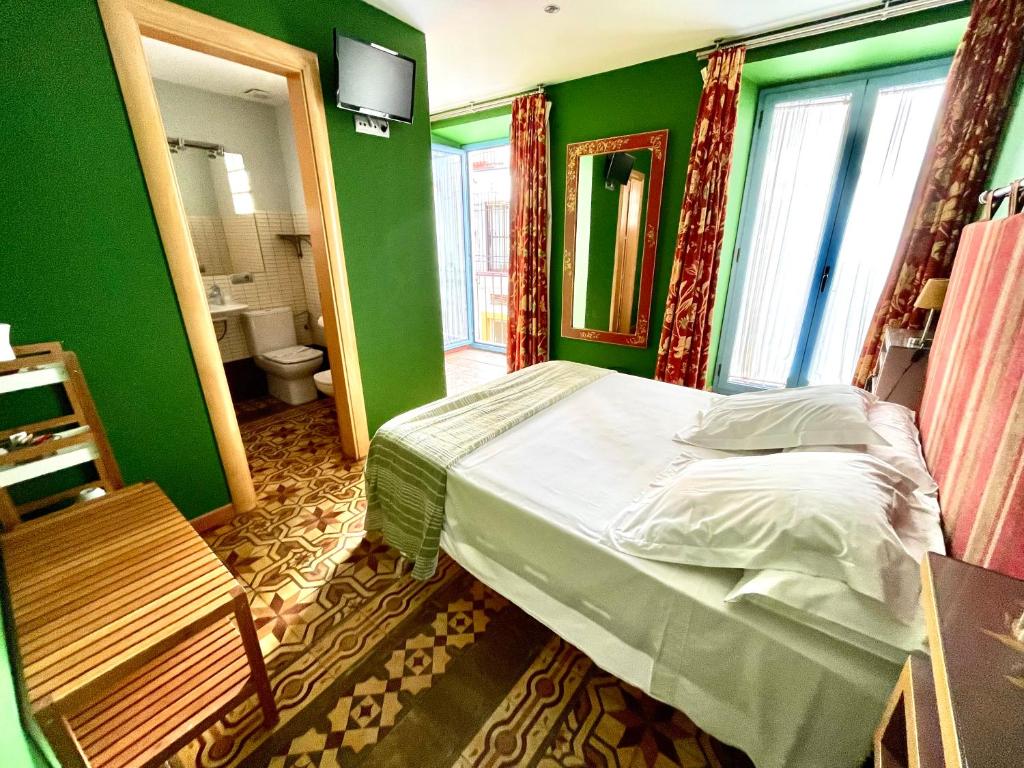 A bed or beds in a room at Hotel Conde de Cárdenas