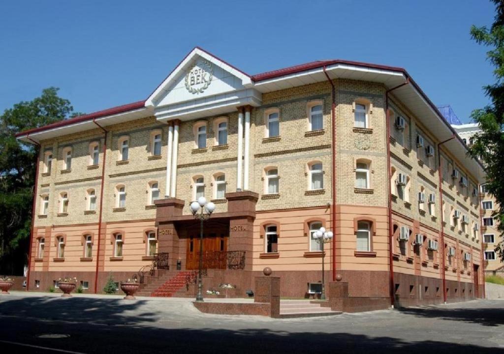 un gran edificio de ladrillo en una calle de la ciudad en Hotel BEK, en Tashkent