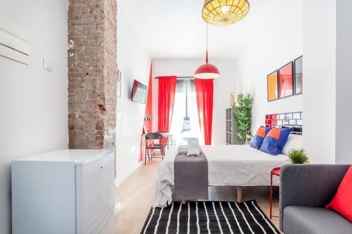 een slaapkamer met een bed en een woonkamer met een bank bij COOL LOFTS center valencia in Valencia