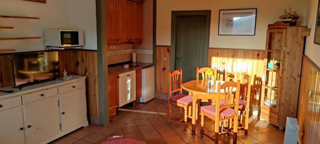 een keuken met een tafel en stoelen. bij Estudio Edificio Salvia zona remontes in Sierra Nevada