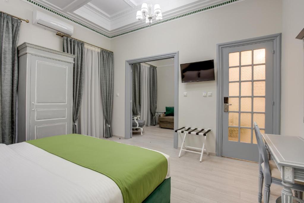 Łóżko lub łóżka w pokoju w obiekcie Pandrosos Divine Suites