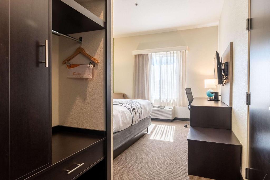 Postel nebo postele na pokoji v ubytování Sleep Inn