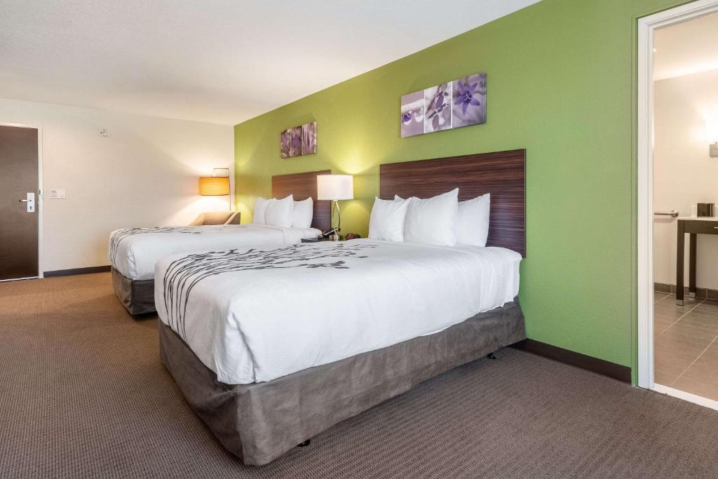 Postel nebo postele na pokoji v ubytování Sleep Inn