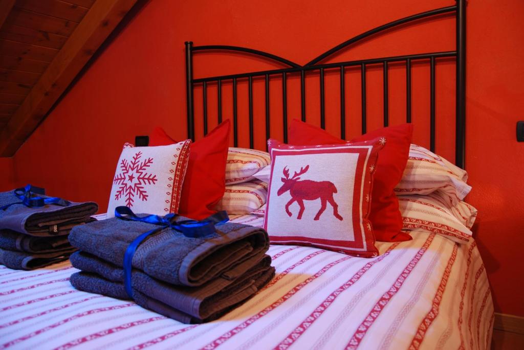 Zia Letizia في نوس: سرير عليه بطانيات ومخدات