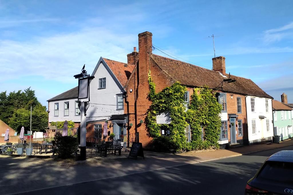 um edifício ao lado de uma rua em The Bell Inn, Rickinghall em Rickinghall