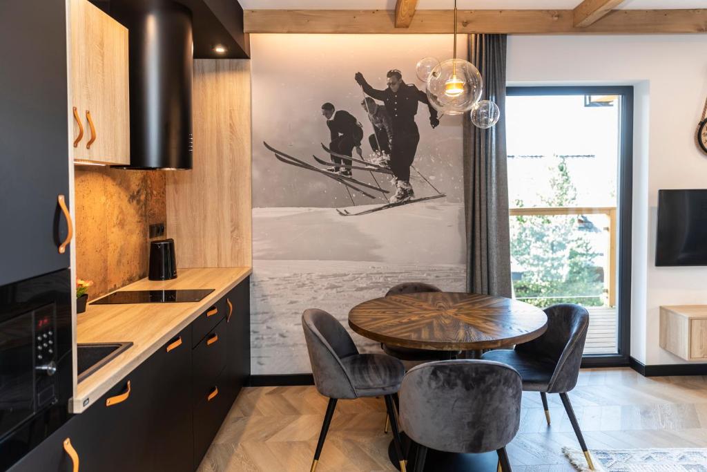 Kuchyňa alebo kuchynka v ubytovaní udanypobyt Apartament Modrzejewska 16