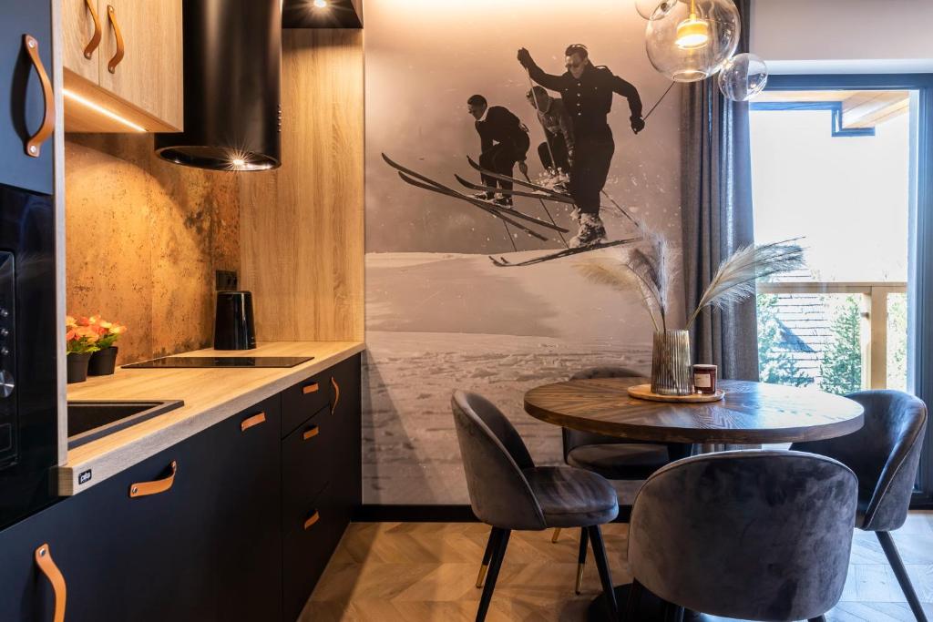 Kuchyňa alebo kuchynka v ubytovaní udanypobyt Apartament Modrzejewska 16
