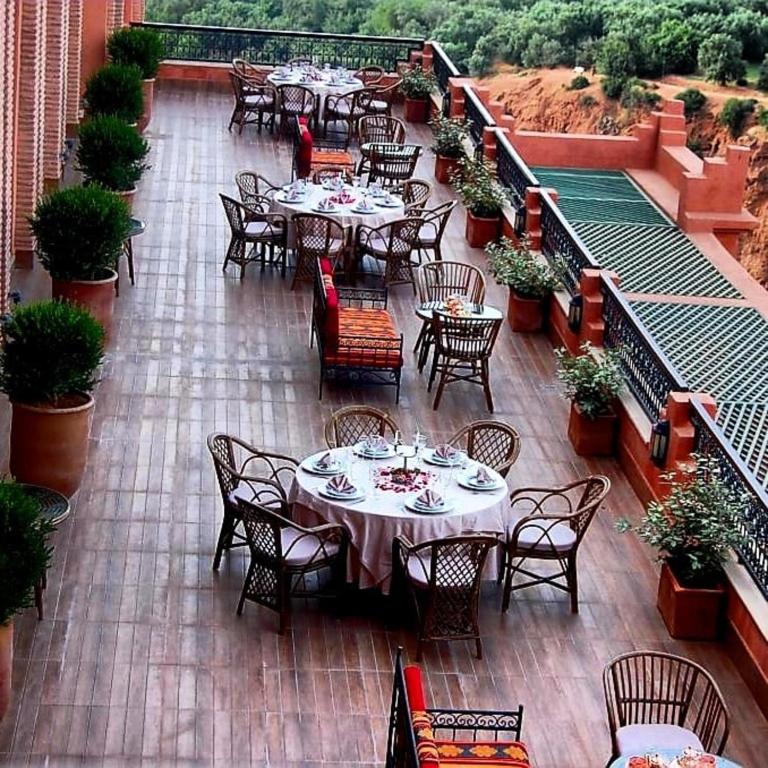 Um restaurante ou outro lugar para comer em Borj Des Cascades & Spa