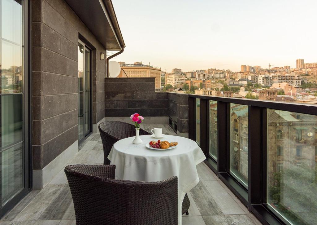 Dave Hotel Yerevan - Balkonlu Süit