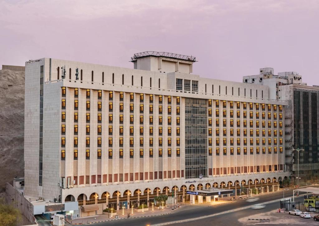 a large building with a lot of windows at Al Shohada Hotel in Mecca
