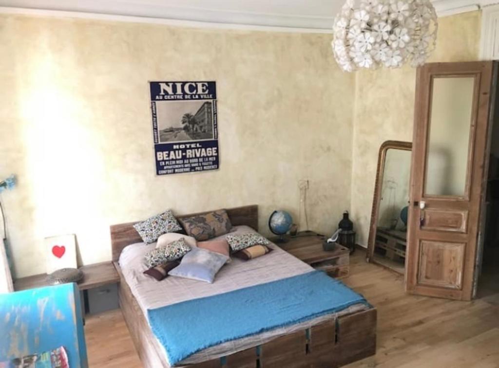 Postel nebo postele na pokoji v ubytování Great and light private room in the heart of Nice