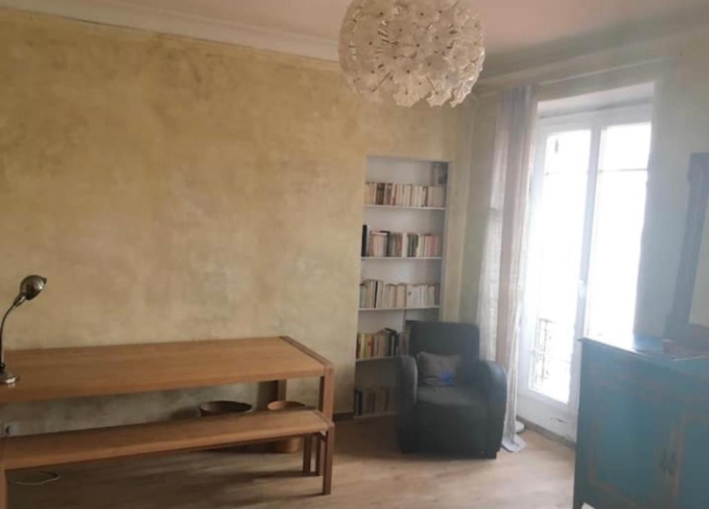 Posezení v ubytování Great and light private room in the heart of Nice