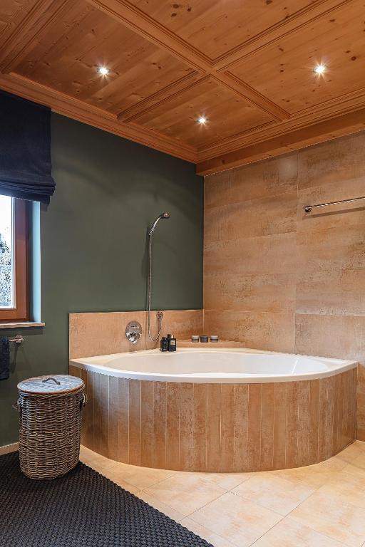 Chalet Molterer, Ski-In Ski-Out u0026 Sauna, Kitzbühel, Austria - Booking.com