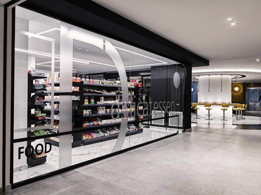 Supermarket nebo jiné obchody v  hotelu nebo okolí