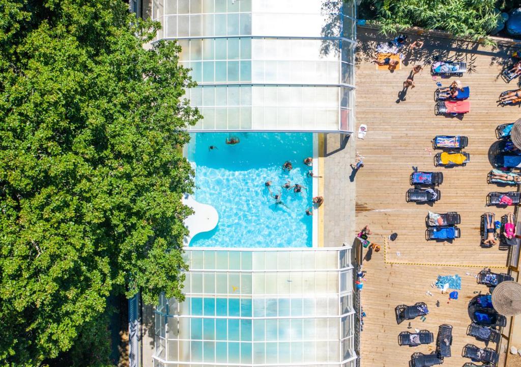 an overhead view of a swimming pool and a building at Camping Le Paradis in Talmont