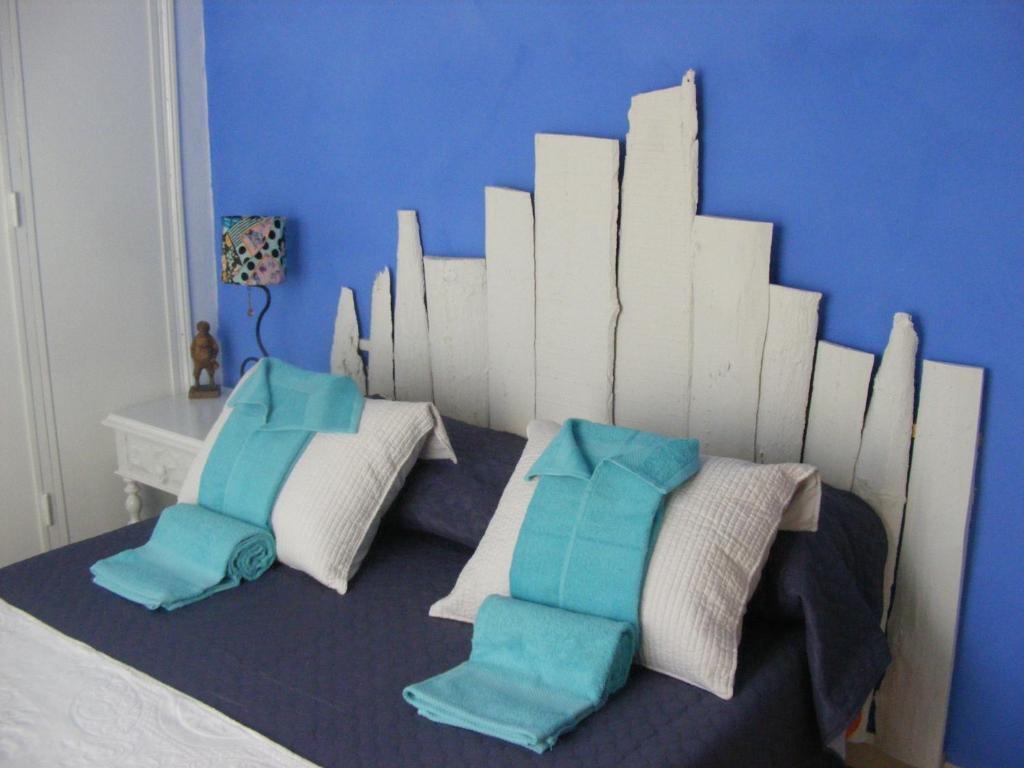 a bedroom with two chairs and a blue wall at casa thocamalu's in Covelo