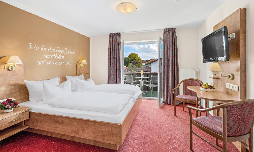 Postel nebo postele na pokoji v ubytování Hotel Seeblick