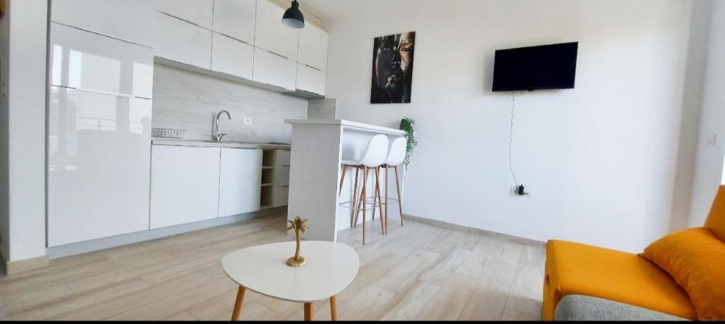 En tv och/eller ett underhållningssystem på Artemis Apartment