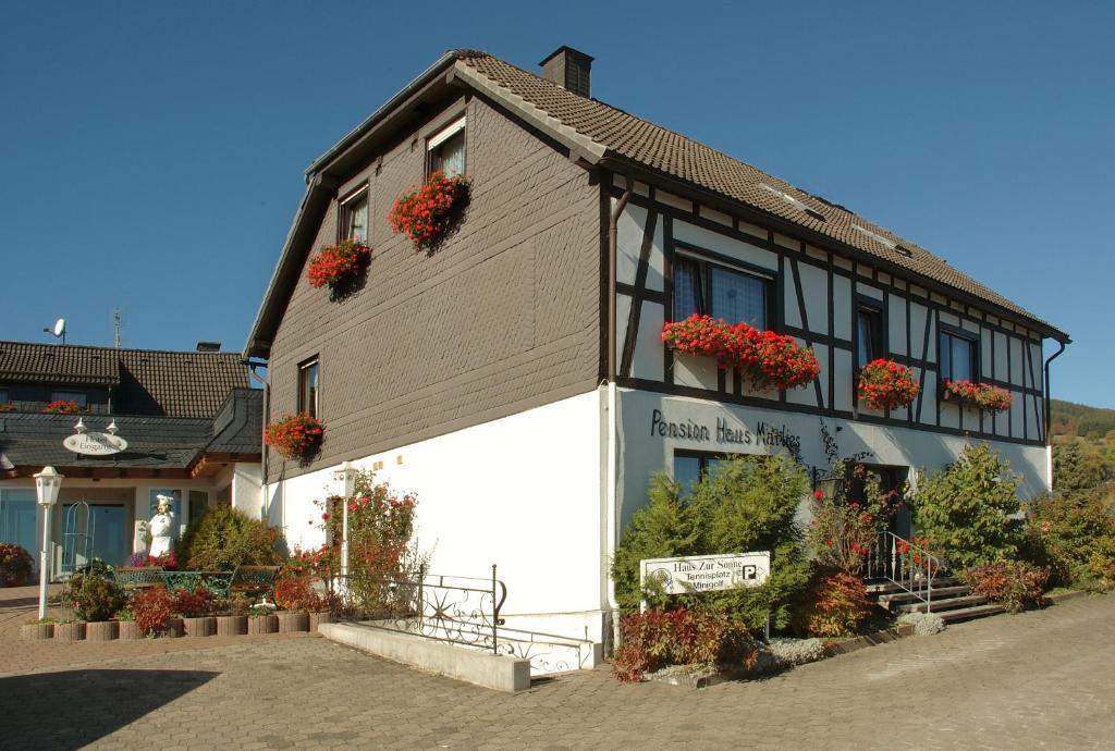 ein Gebäude mit Blumenkästen an der Seite in der Unterkunft Gästehaus Stolzenberg in Hallenberg