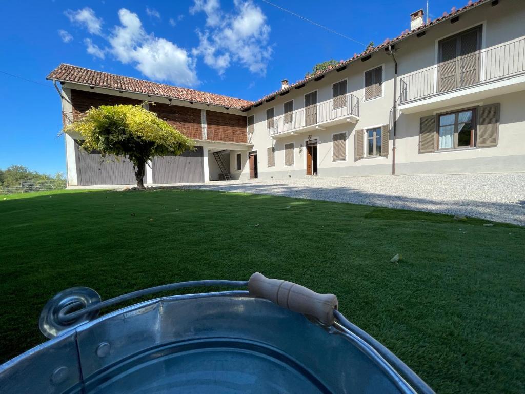 una manguera en un patio frente a un edificio en Al Laghetto La Morra, en La Morra