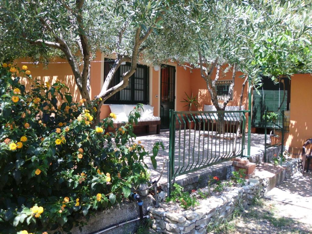 einen Garten vor einem Haus mit Blumen in der Unterkunft Il Vigneto "Cottage" in Gaggi