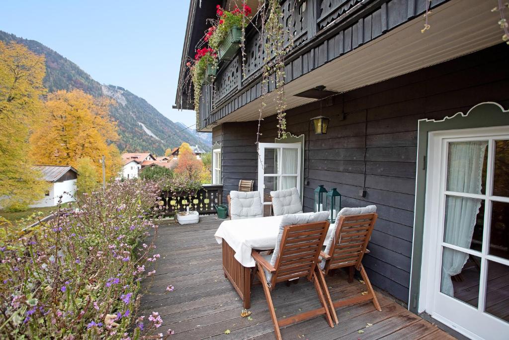 une terrasse avec une table et des chaises dans une maison dans l'établissement Seeberg - Haus Annamirl, à Bayrischzell