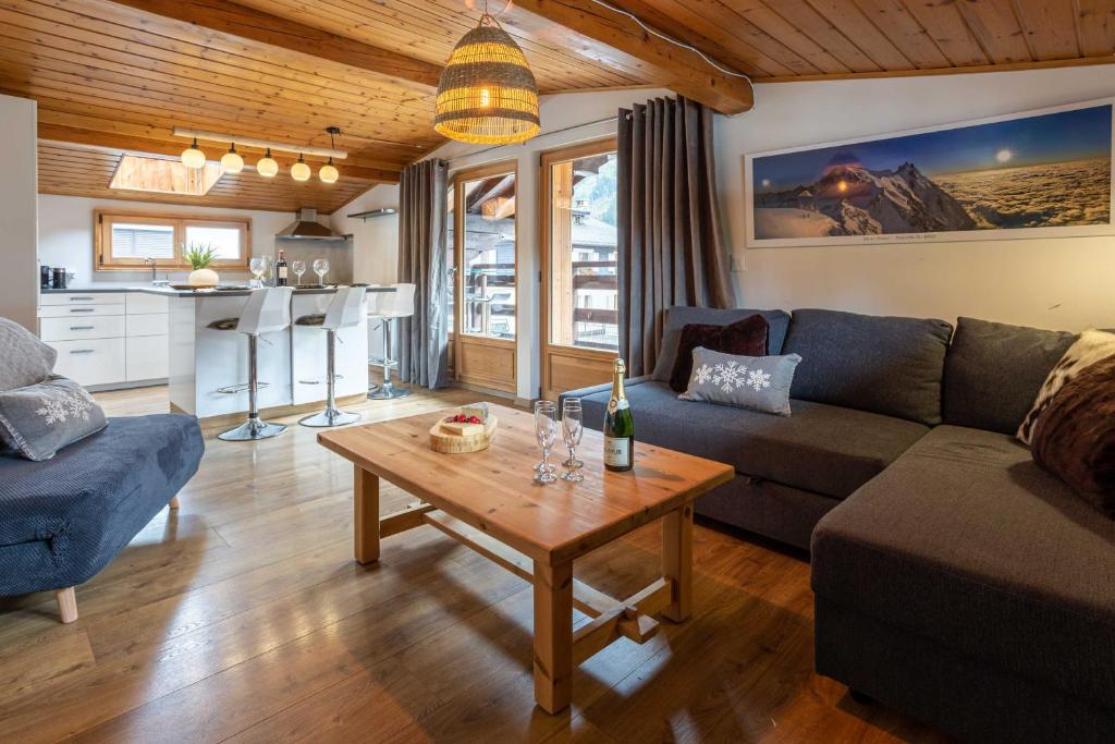 un soggiorno con divano e tavolo di Neige Apartment - Chamonix All Year a Chamonix-Mont-Blanc