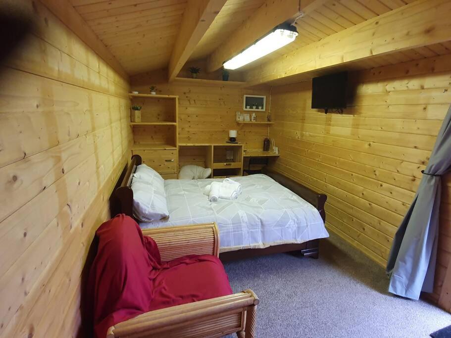 um quarto com uma cama num quarto de madeira em 17b DB Airbnb em Wexford