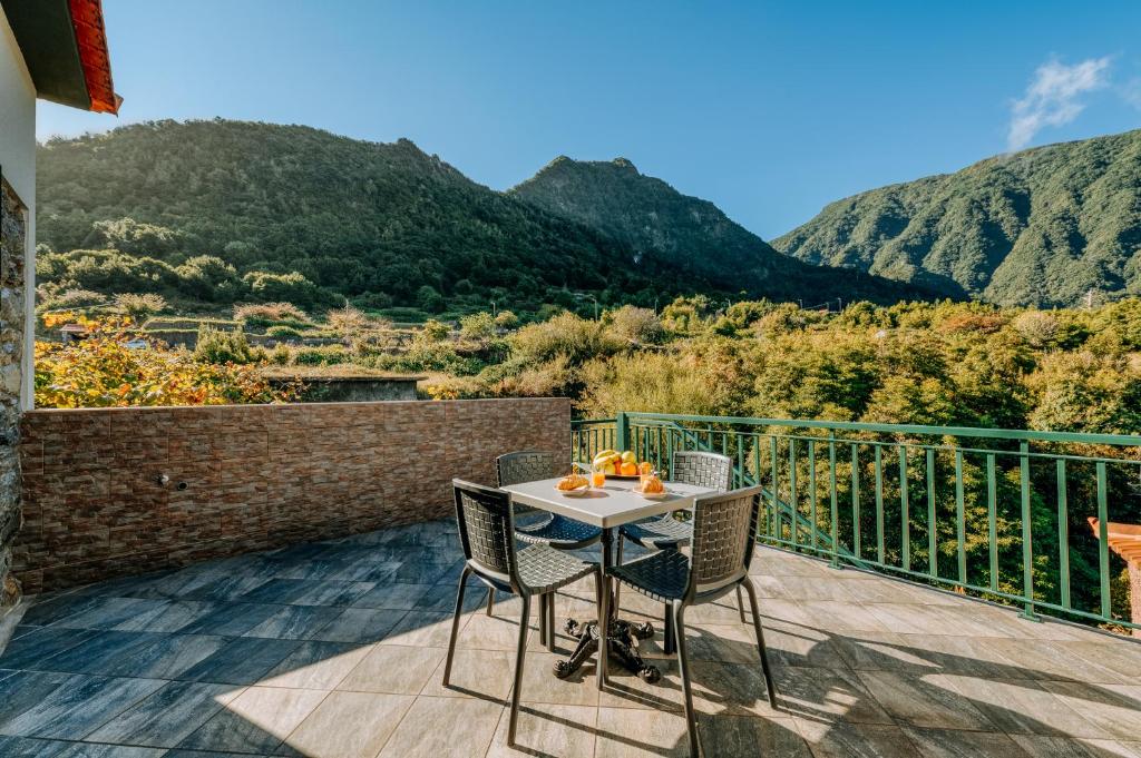 d'une table et de chaises sur un balcon avec vue sur les montagnes. dans l'établissement Olinda's Place, à Boaventura