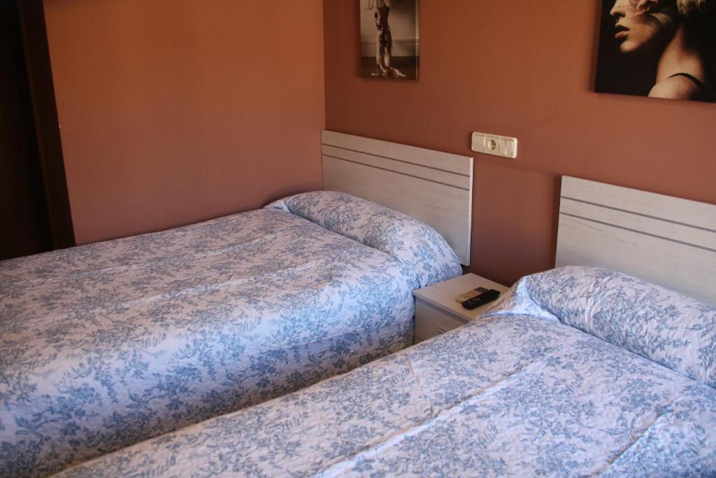 Milagro的住宿－HOSTAL BURGALES，一间客房内配有两张床的房间