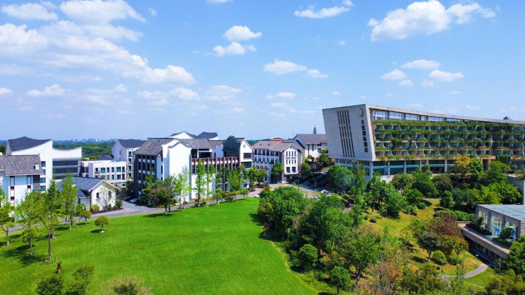 uma vista aérea de um campus com edifícios e um parque em InterContinental Sancha Lake, an IHG Hotel em Chengdu